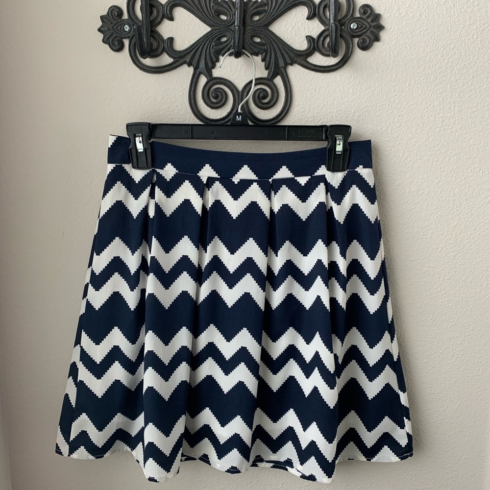 Primi - Navy & White Pleated Skirt w/lining & invisible zip - SZ Medium - EUC
